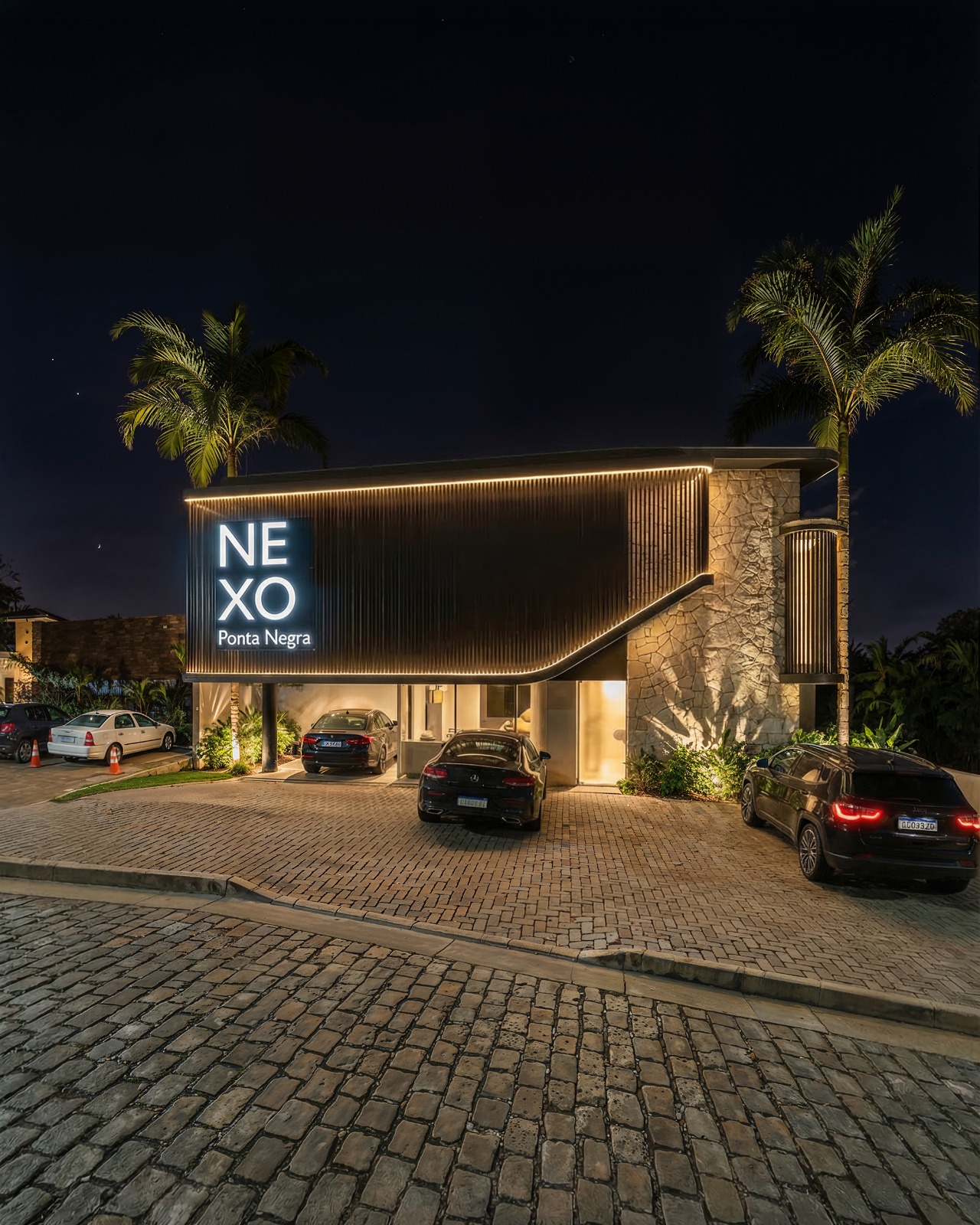 Fachada do NEXO Ponta Negra à noite