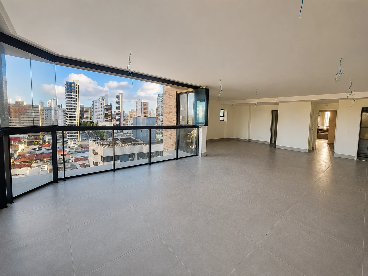 Sala integrada do apartamento de 183 m² no Afonso 1095 com vista panorâmica da cidade