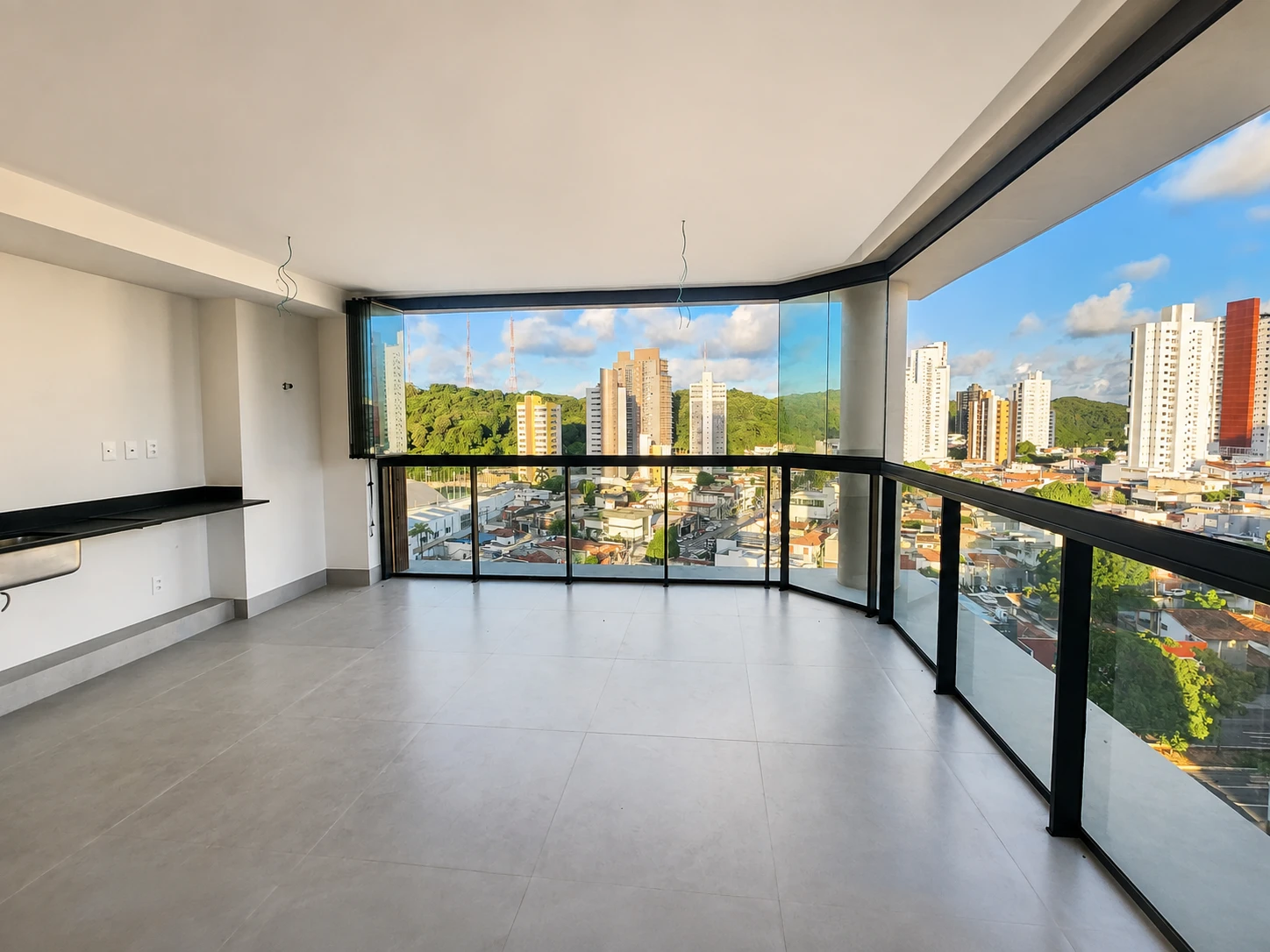 Varanda panorâmica do apartamento no Afonso 1095 com vista aberta para o Tirol