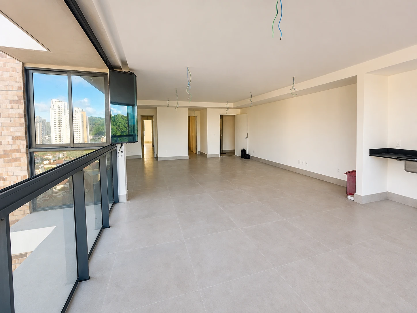 Sala ampla do apartamento de 183 m² no Afonso 1095 com varanda integrada