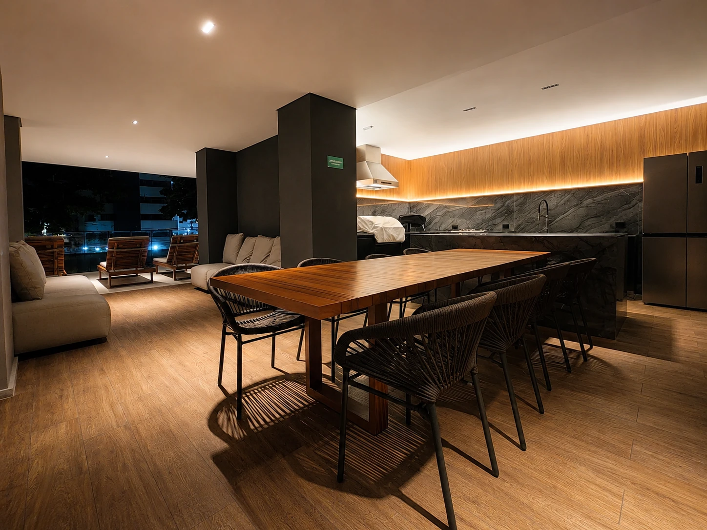 Área gourmet do Afonso 1095 com mesa de madeira e ambiente integrado