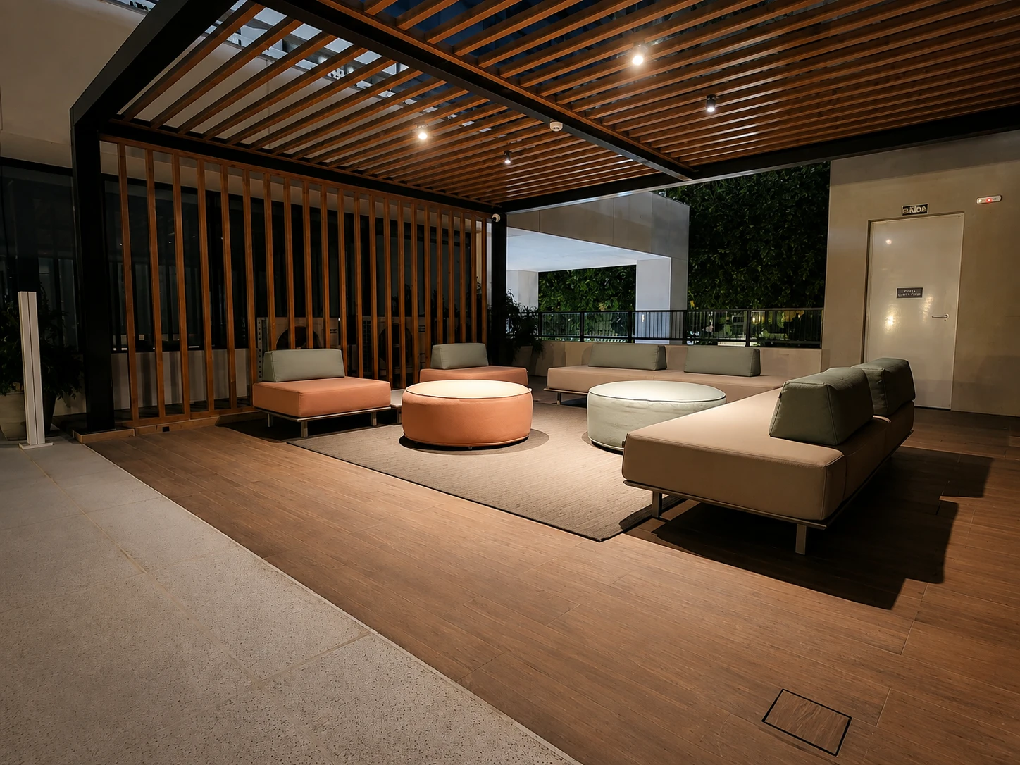 Lounge de convivência do Afonso 1095 sob pergolado de madeira