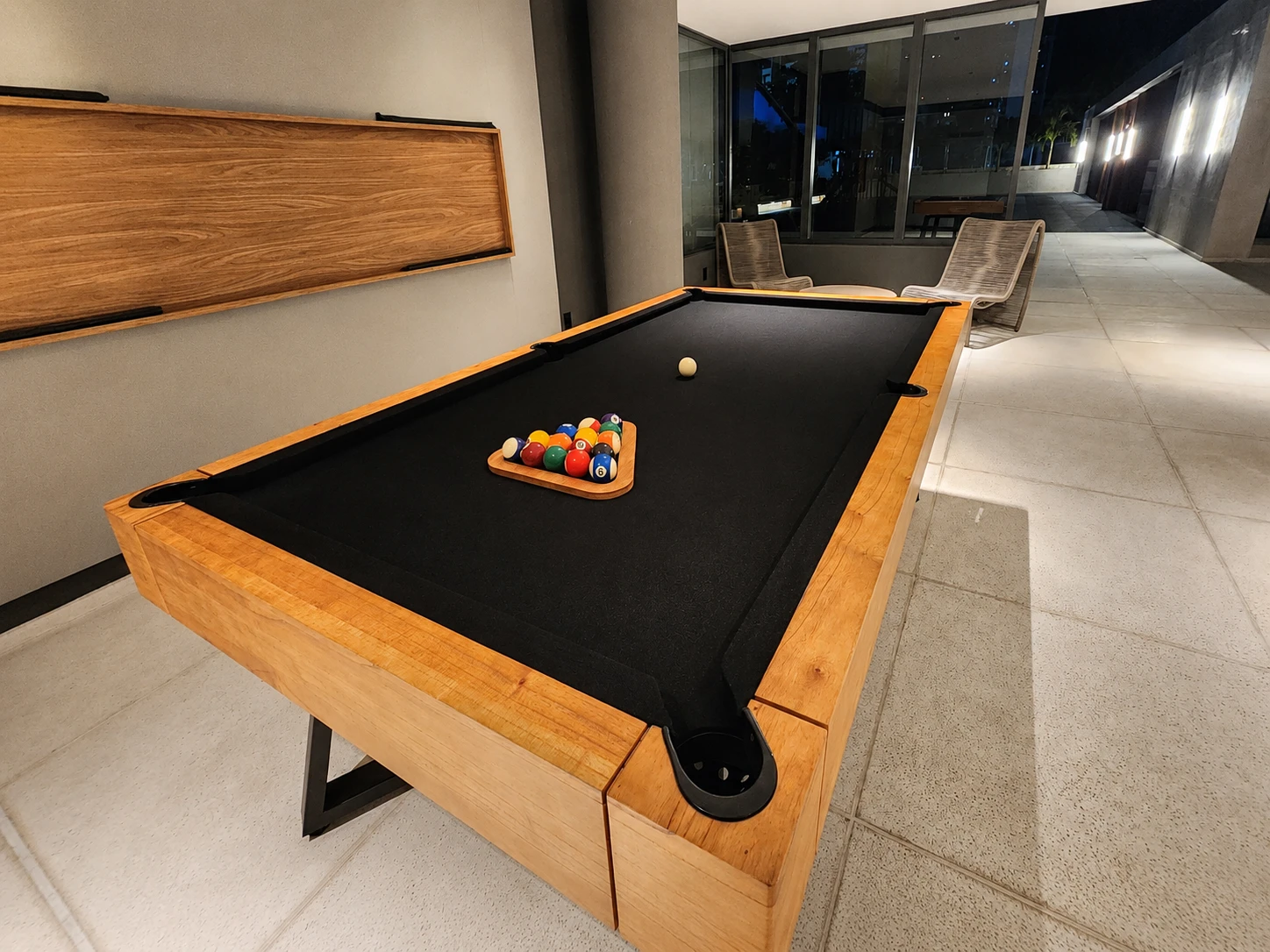 Sala de jogos do Afonso 1095 com mesa de sinuca
