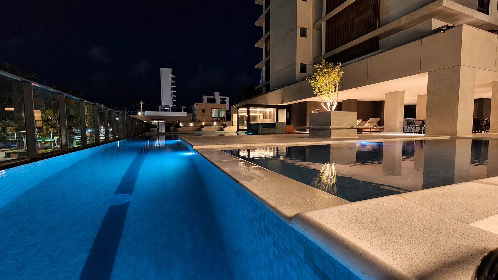 Piscina do Afonso 1095 com raia, deck e área de lazer iluminada