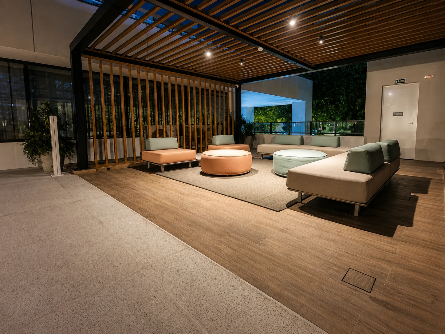 Espaço relax do Afonso 1095 com pergolado e mobiliário contemporâneo