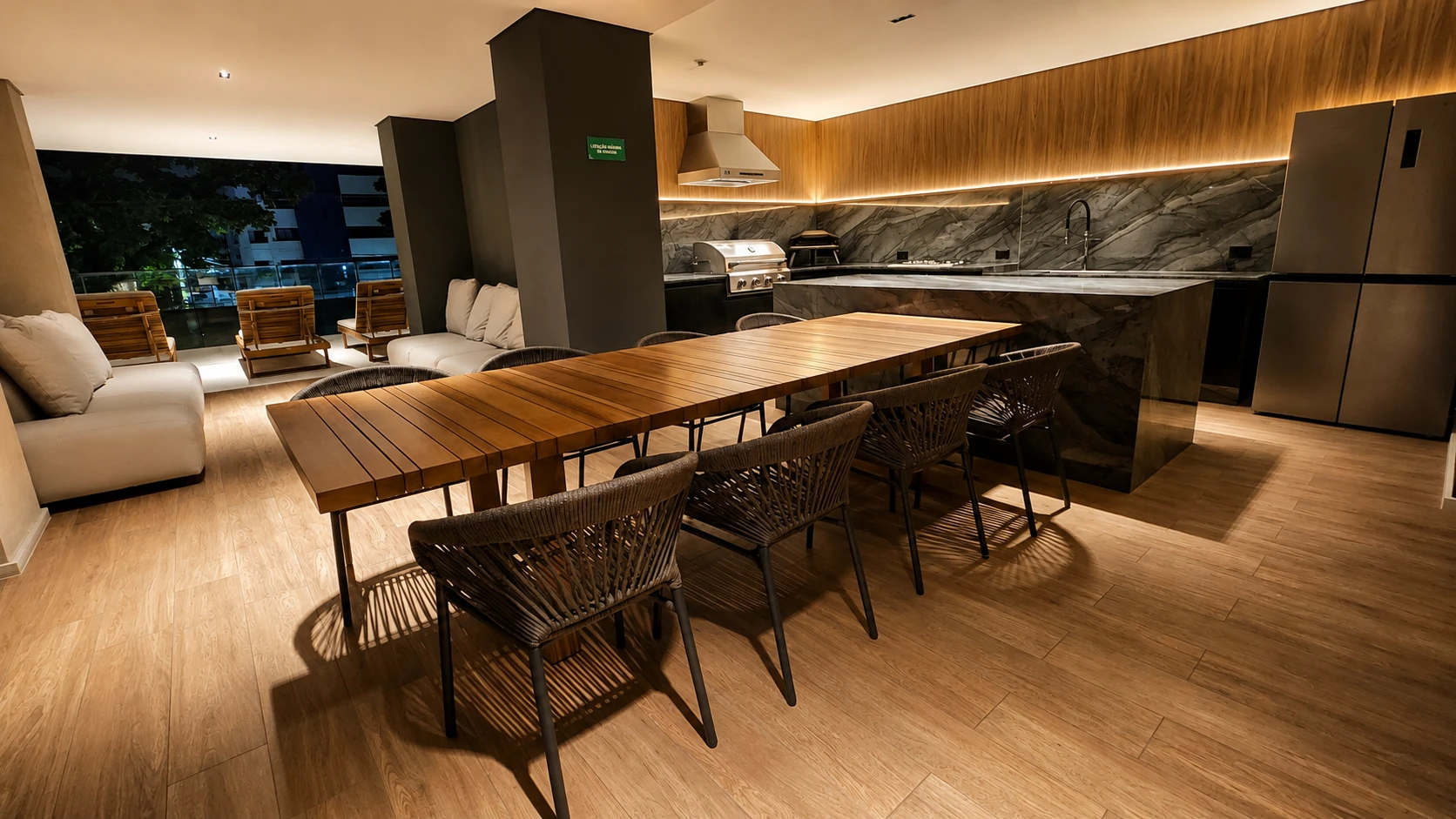 Área gourmet completa do Afonso 1095 com mesa, churrasqueira e espaço de convivência