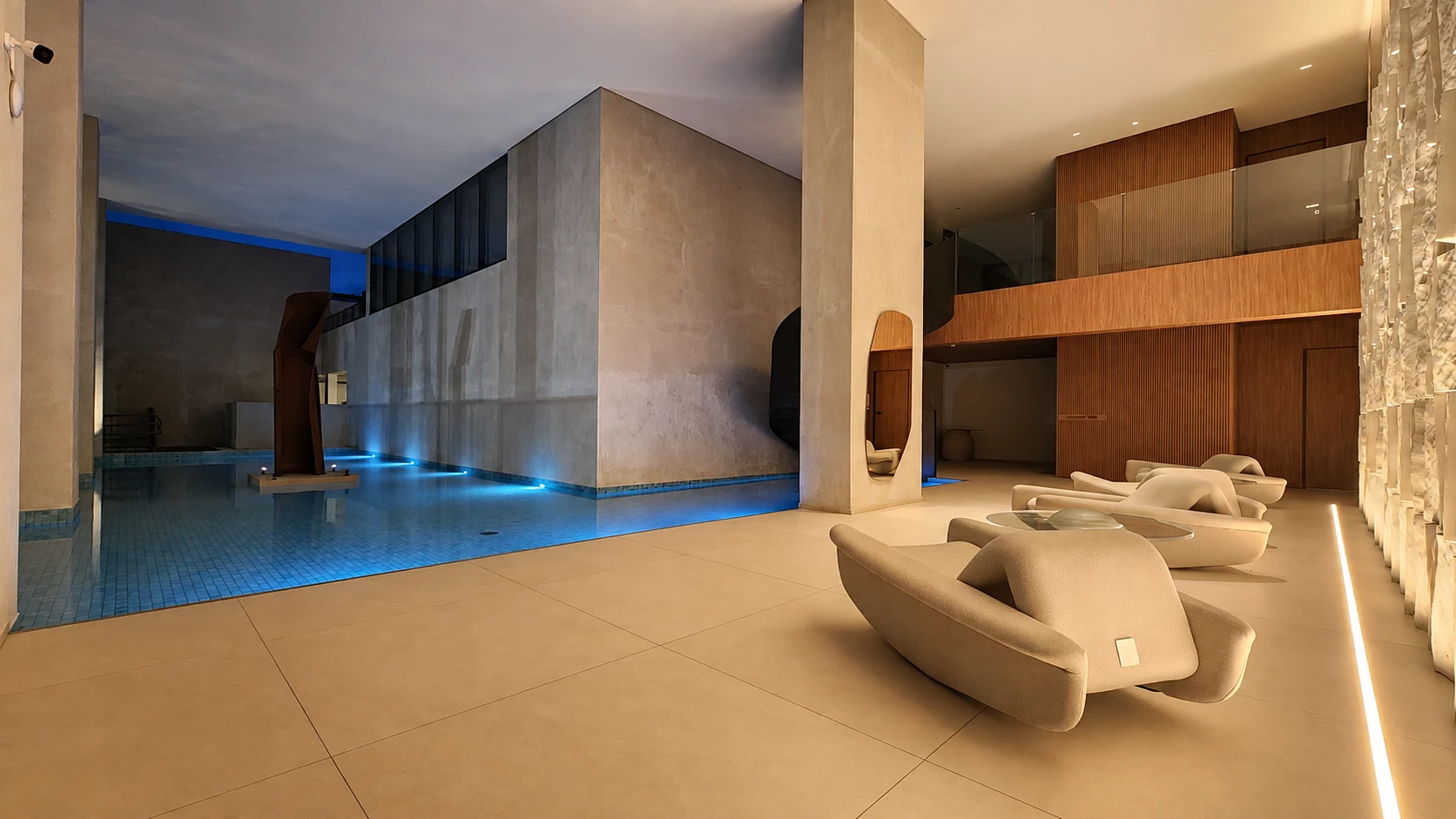 Hall de entrada do Afonso 1095 com espelho d’água e arquitetura contemporânea