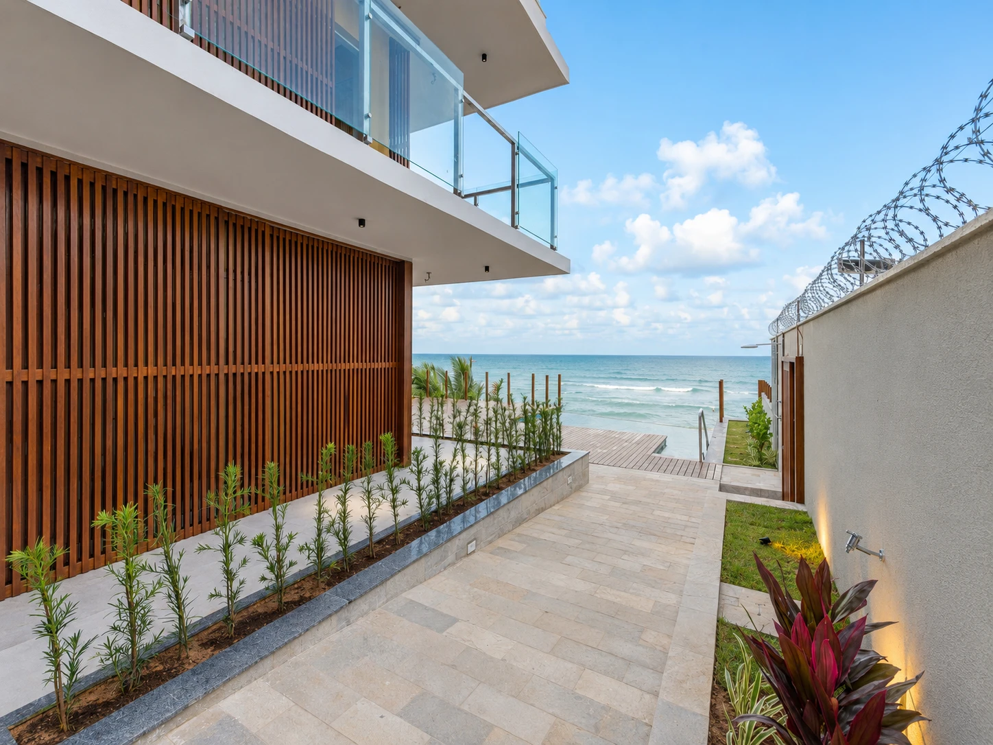 Acesso interno do Marítimo Residence com vista direta para o mar em Pirangi