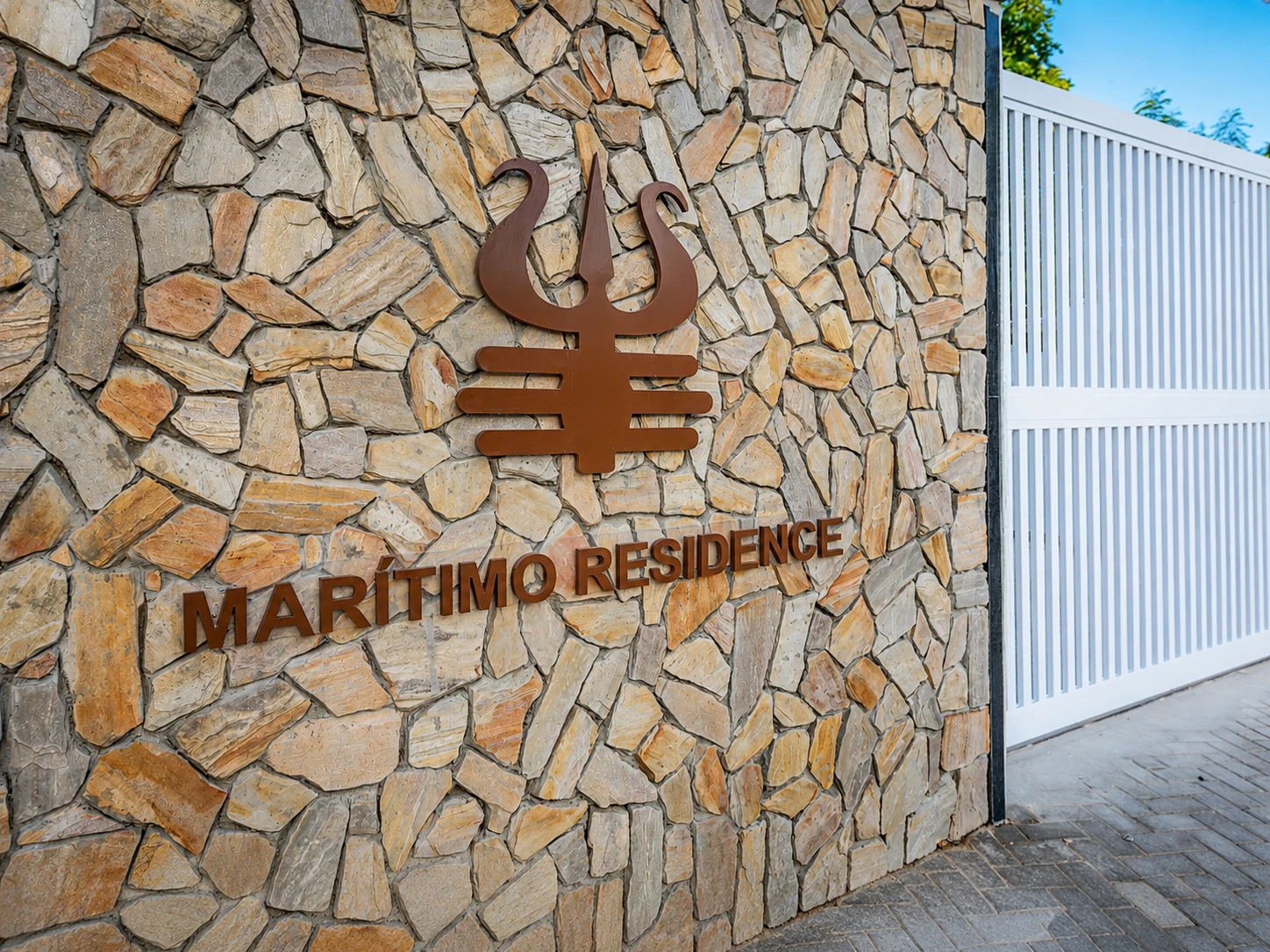 Entrada do Marítimo Residence em Pirangi com fachada em pedra